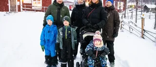 Mysig julmarknad på hembygdsområdet i Boden • Väldig eftefrågan på mjukkaka  • Frank, 4 år, testade ponnyridning