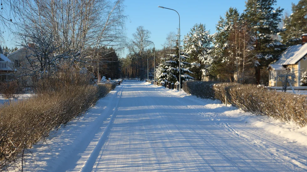 Så här på dagtid är det ljust och glatt. Men när decembermörkret faller, blir det svart ordentligt i Gårdveda. Många reagerar på att gatlyset inte fungerar.