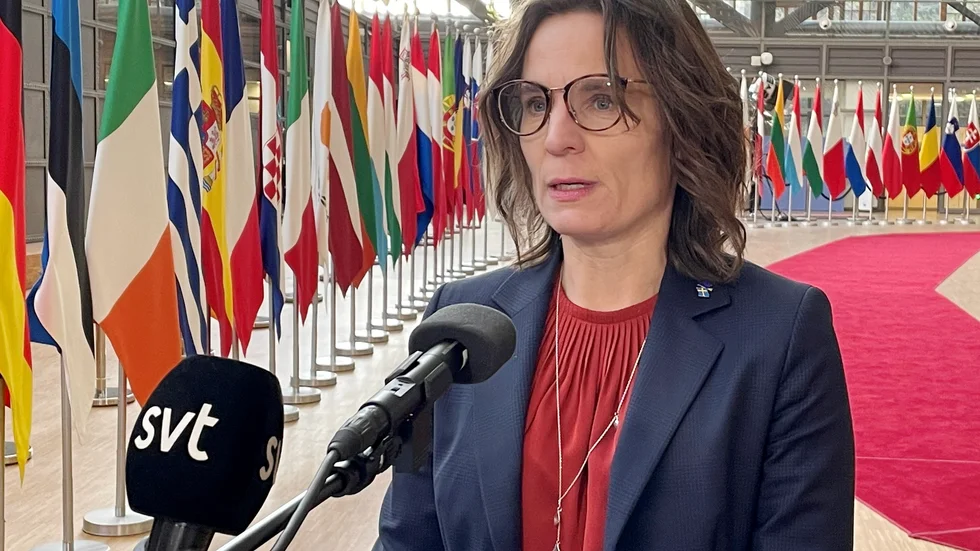 EU-minister Jessika Roswall (M) på väg in till tisdagens EU-möte i Bryssel.