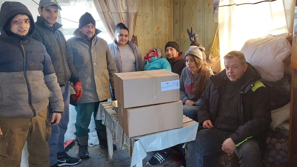 Kenny Fransson hemma hos en familj i närheten av lägret. "Vi delade ut mat till dem", säger han.