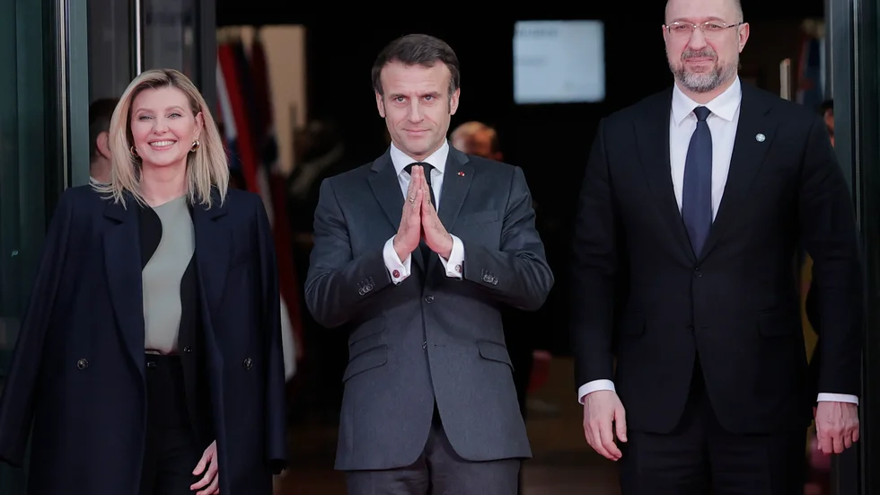 Ukrainas presidentfru Olena Zelenska, Frankrikes president Emmanuel Macron samt Ukrainas premiärminister Denys Sjmyhal inför givarkonferensen i Paris.