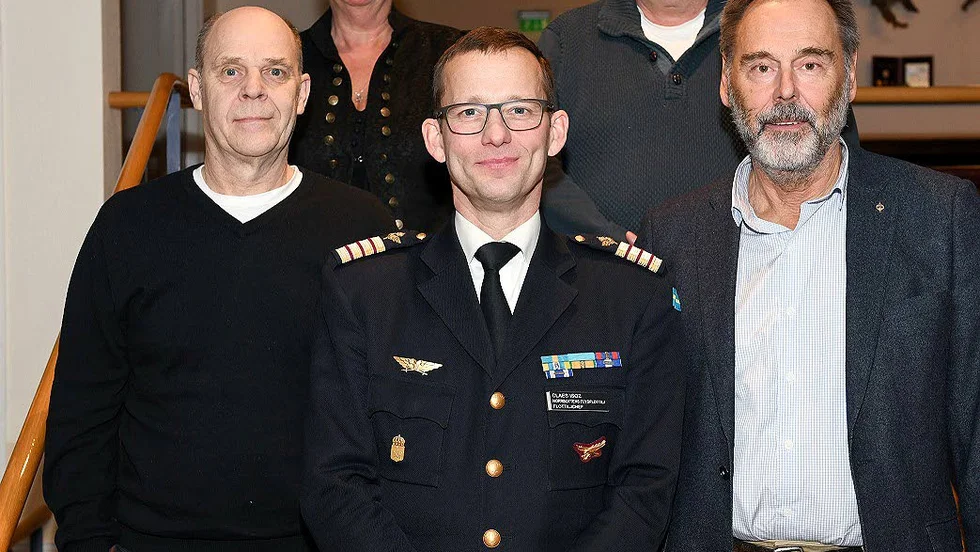Flottiljchef överste Claes Isoz med pensionärerna Elisabeth Carlström, Lars Müller, Håkan Olofsson och Claes Thagemark.