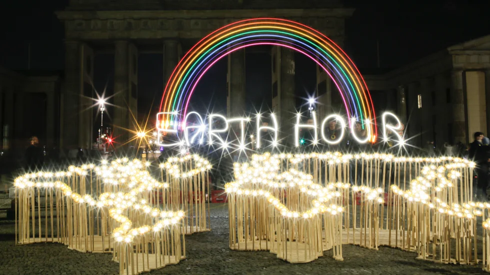 Aktivister från Värdsnaturfonden skrev Earth hour med led-lampor framför en nedsläckt Brandenburger Tor i Berlin.