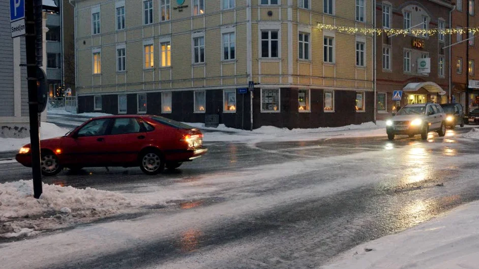 ISHALKA. Det väntas återigen bli snorhalt på vägarna i inlandet och kusten.