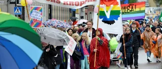 Just nu: Prideparaden trotsar regnet