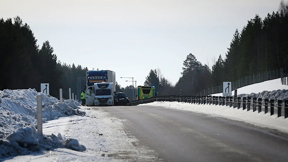Två personer fördes med ambulans till akuten i Piteå efter olyckan på E4 på tisdagsförmiddagen.