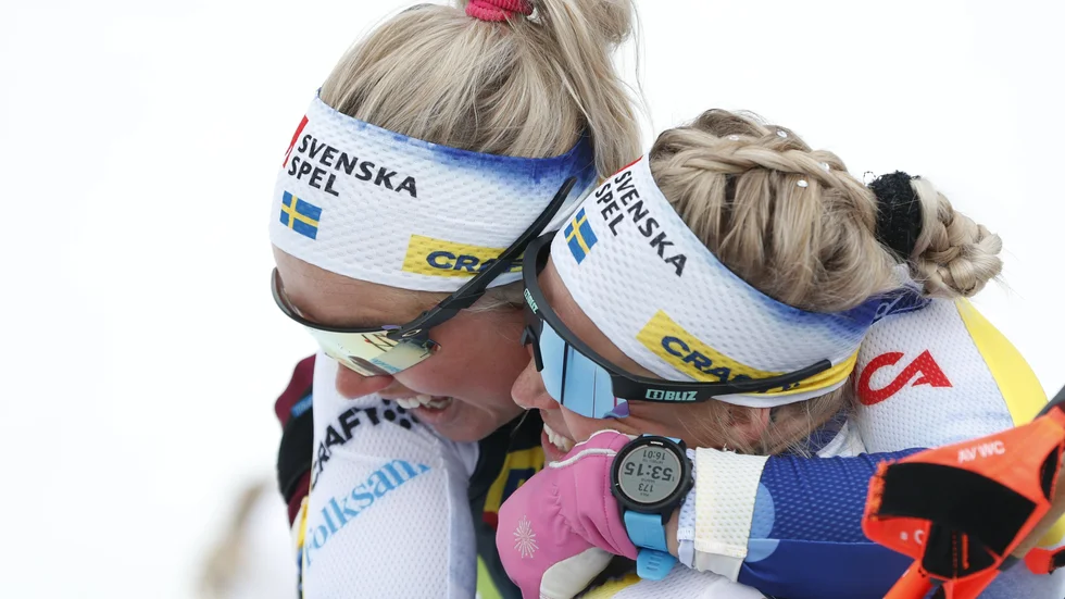 Emma Ribom och Jonna Sundling firar efter att ha tagit silver respektive brons i torsdagens VM-sprint i Planica.