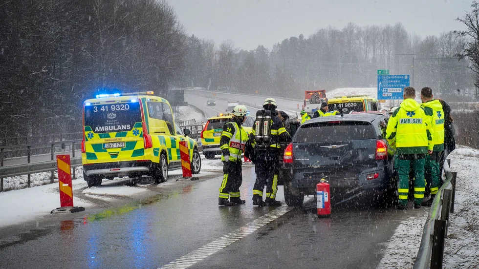 Räddningspersonal på olycksplatsen.