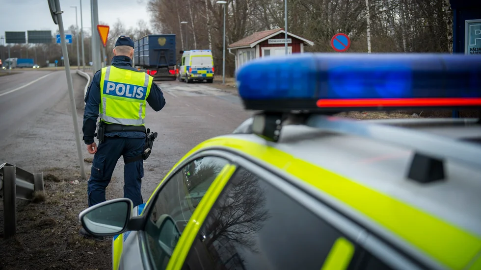 Polisen stoppade flera yrkesförare på deras kontrollplats vid Västerleden i Nyköping. Bland annat stoppade de ett fordon med en tre och ett halvt tons överlast. Det blev en bot om 3 000 kronor.