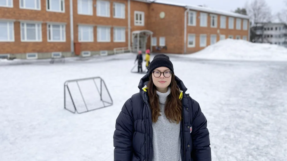 Josefin Stenlund lider av sviterna efter att coronan slog till sommaren 2020. Sedan vi träffade henne då har hon bytt arbete till förskoleklass på Norrhammarskolan.