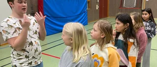 Albin och gänget övar teater i gympahallen