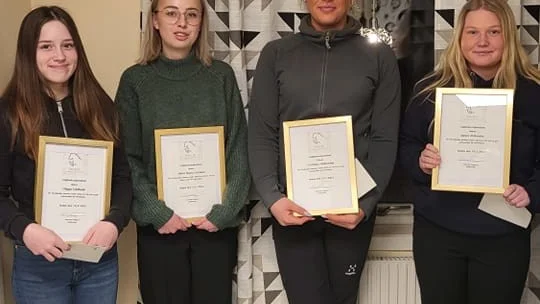 Belönade ungdomar: Filippa Lindholm, Olivia Huuva Larsson, Carrolina Wåhlström och Agnes Hyllander.  