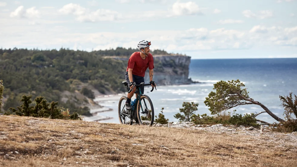 Teodor Malmborg, på cykeln, är en av dem som nu startar en ny cykelbutik på Gotland. 