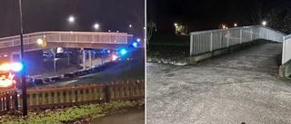 Bil blev hängande vid gångbro på Gråbo • Vägen spärrades av för bärgning
