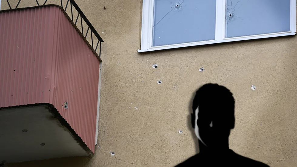 Fasaden till lägenhetshuset besköts först, senare sköt någon mot en ytterdörr i samma hus. Nyköpingsbon är nu misstänkt för båda dåden.