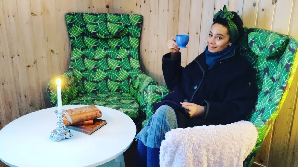 Gloria Verechtchaguina har nyligen flyttat till Brändön utanför Luleå och redan 4 februari öppnar hon kafé och second handbutik i byns missionshus. 