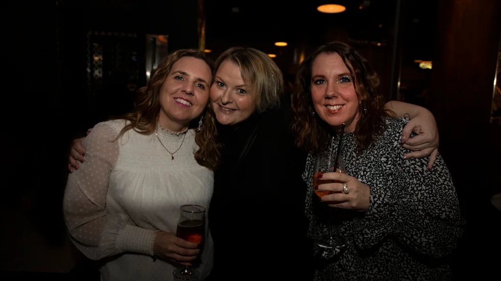 Systrarna Anna Rundberg och Maria Rundberg med Frida Kindeland i mellan sig hängde först i restaurangen, men gjorde sig sedan redo för att gå ner på dansgolvet.