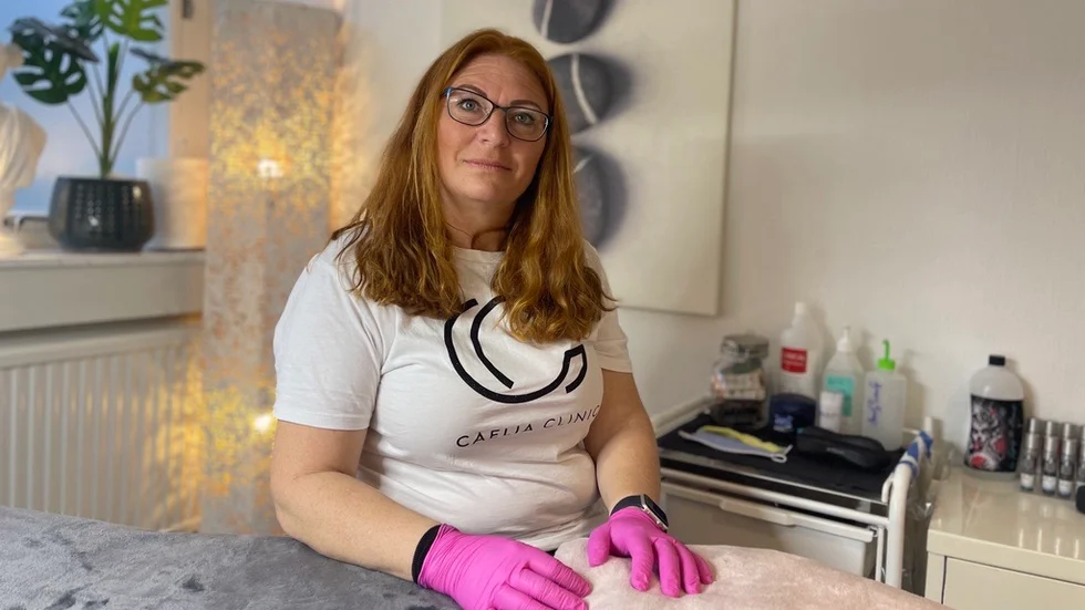 Nina Crommert arbetar med både medicinsk, kosmetisk och vanlig tatuering. Nyligen flyttade hon hem till Strängnäs efter elva år i Sydafrika. 