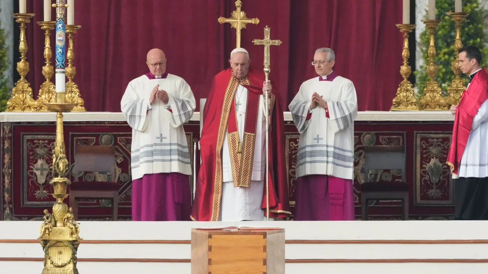 Påve Fransciskus framför påve emeritus Benedictus kista.