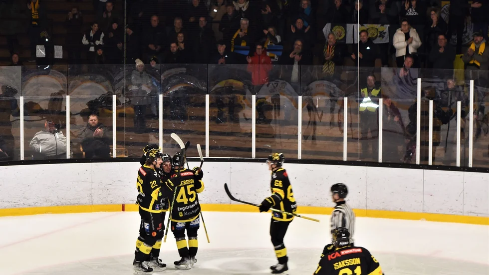 Glädje efter att David Thomson öppnat målskyttet för VH hemma mot Eskilstuna Linden.