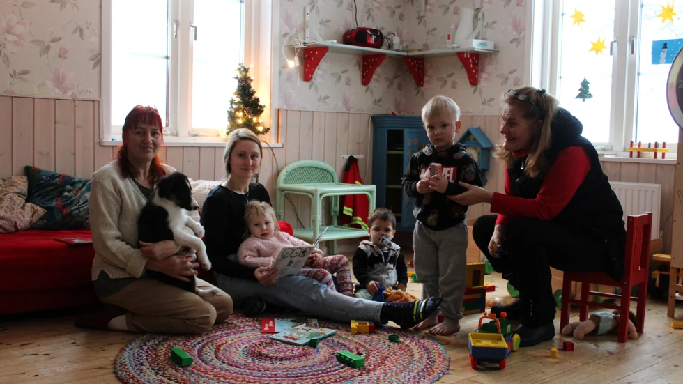 Renate Endres (till vänster med valpen Moppi i famnen) tillsammans med sina kollegor Anna Leverkühne och Andrea Dähre i lekrummet på nedervåningen. Barnen heter Estelle, Max och Killian.