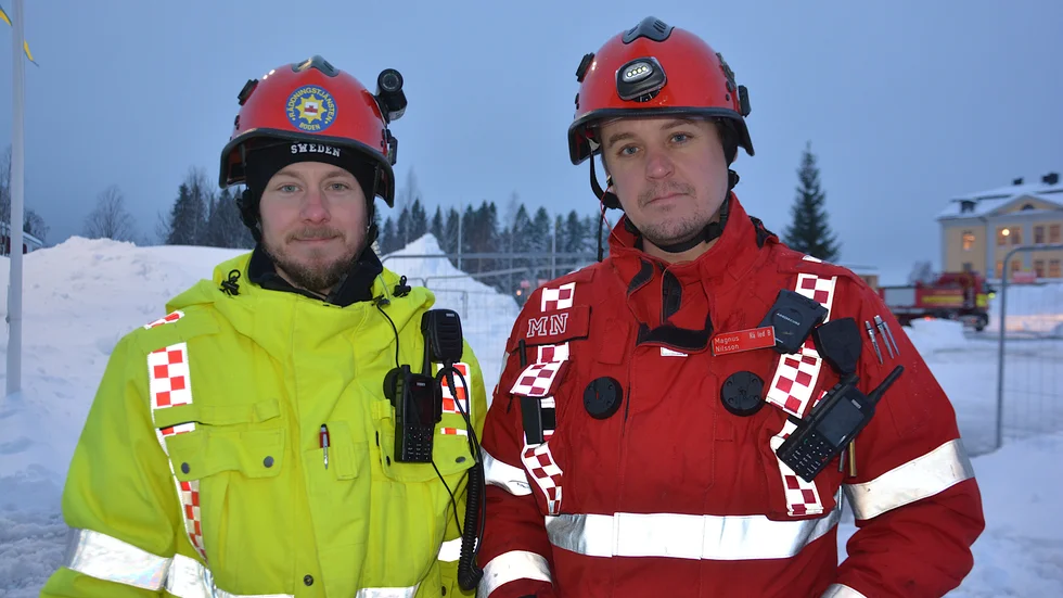 Storsektorledaren Kristoffer Stigson var på plats under natten när storbranden bekämpades och regionala insatsledaren Magnus Nilsson tog över på tisdagsmorgonen.  "Det varnuínst 18 enheter som hjälpte till under nattens släckningsarbete", säger Stigson.