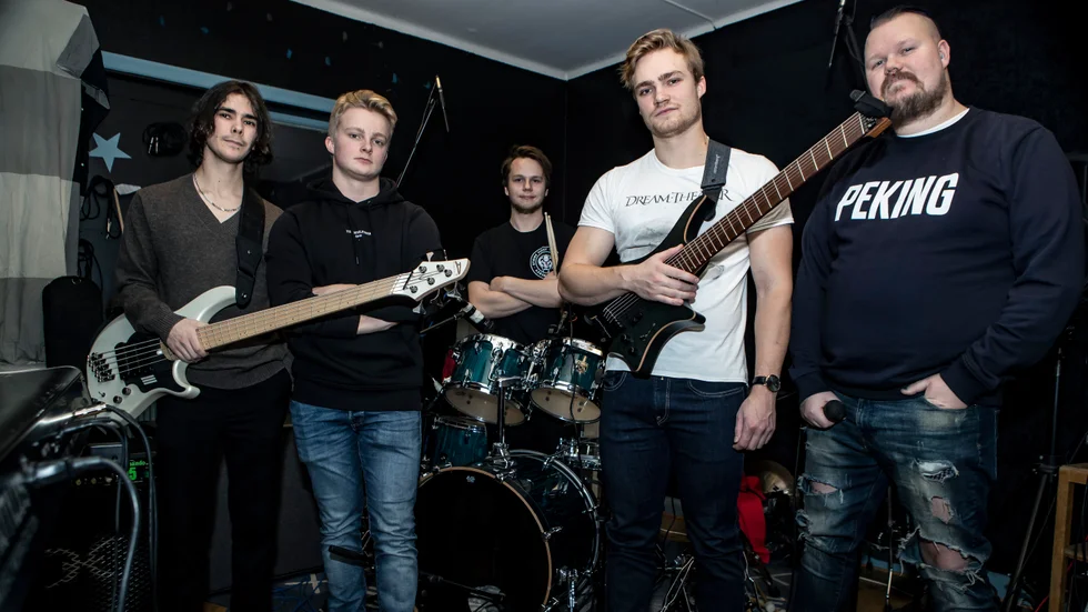 Motalabandet Servitude består av från vänster Nicklas Andersson (bas), Olle Hoppula (keyboard), Alex Pettersson (trummor), Filip Hoppula (gitarr) och Johannes Bengtsson (sång).