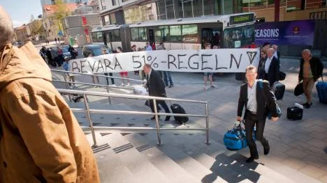 Här demonstrerar fansen.