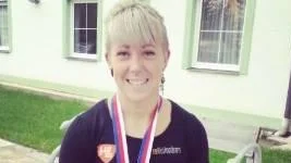 En Brage som aldrig tappar taget. Angelica Brage från Piteå slog till med brons på styrkelyfts-EM i Tjeckien.