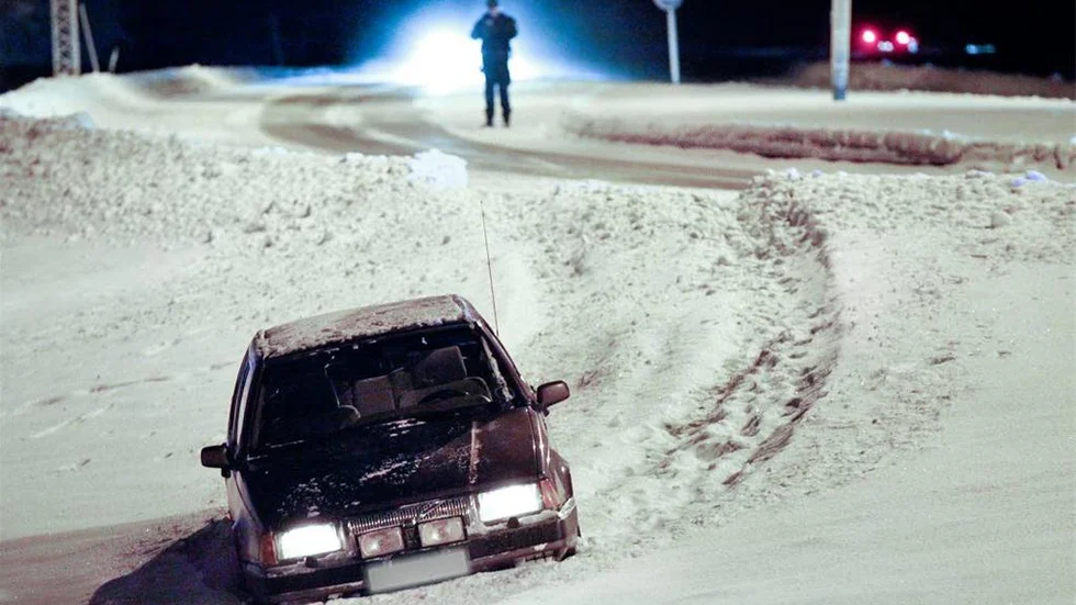 Knivrånaren kom inte långt med den stulna bilen. I rondellen vid Hertsöns vårdcentral körde han ned i diket och flydde springande från platsen.FOTO: Kurt Engström
