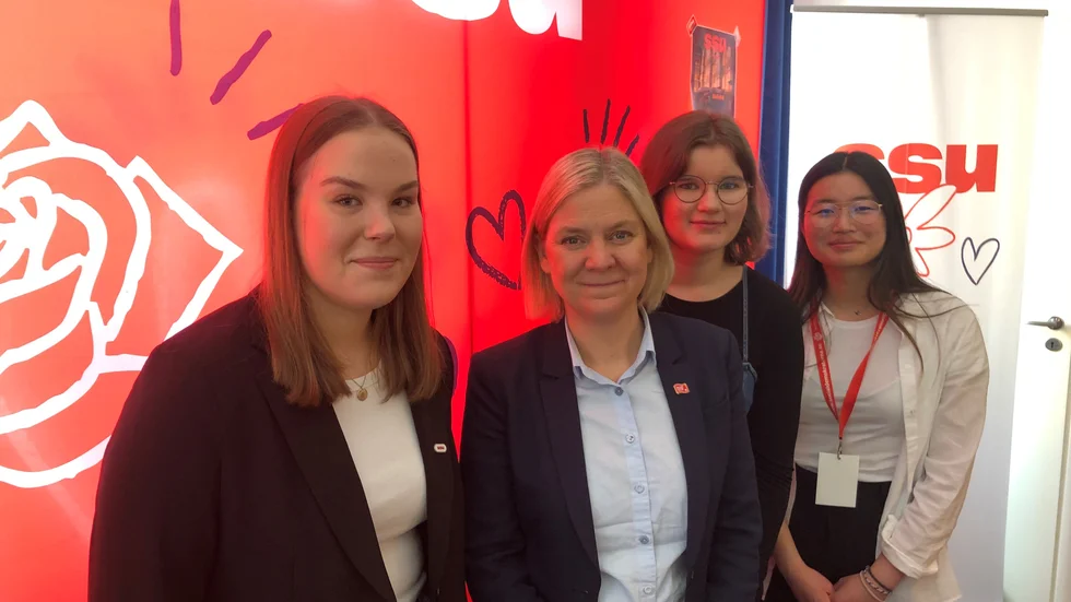 S-ledaren Magdalena Andersson fick även träffa ett gäng SSU:are i Haparanda under helgens besök i Norrbotten. På bilden syns fr v Anna OIlinen, Magdalena Andersson, Ewelina Haara Hyvärinen samt Saga Wasserman.