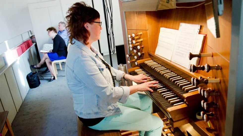 Kyrkomusikern Britt-Inger Burman får spela psalmen " I denna ljuva sommar" tid många gånger innan kvällen är slut.