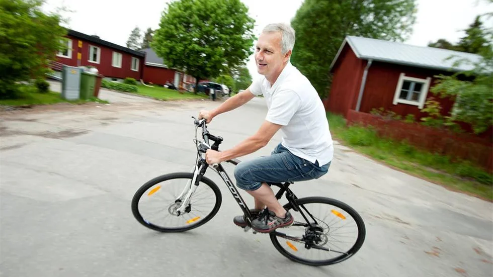 Framåtrörelse. Stefan Enbom har gått från en arbetarbostad på Skurholmen till SSAB:s högsta ledning, från IFK Luleås innermittfält till Luleå Hockeys VD-kontor. En sak är dock densamma - de humanistiska värderingarna.