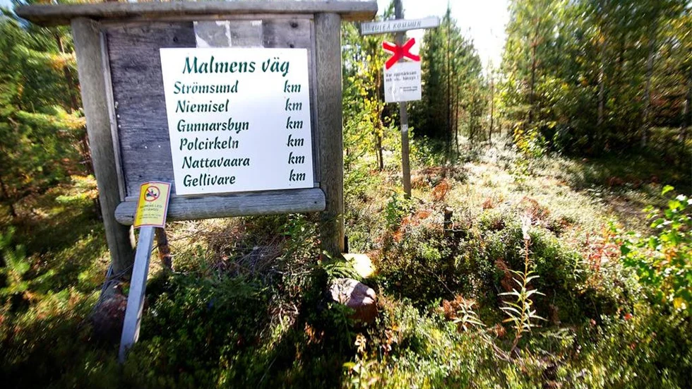 Malmens väg korsar stigen ned till Långforsen. Skoterleden är av de stora satsningarna i Råne älvdal-projektet.