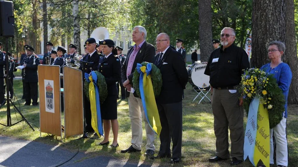 Kransbärarna från vänster vid talarstolen: Flottiljchef överste Fredrik Bergman och kapten Annica Ottosson (F 21), Lennart Holtrin och Allan Carlsson (representanter från Kamratföreningen F 21) och Bo Carlsson och Lillemor Nilsson (Svenska Veteranförbundet Fredsbaskrarna)