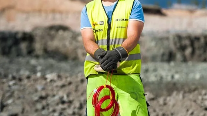 Pajalabon Tobias Edeblom har jobbat ett år på Northland med att förebereda för sprängningarna i dagbrottet. Tidigare jobbade han i Kiruna.
- Det är skönt att slippa veckopendla, det är det bästa med jobbat. Jag har två barn och sambo.
Han arbetar tolv timmar per dag i fyra dagar, och är sedan ledig i sex dagar.
- När krisen kom var jag inte nervös. Här inne rullade det på som vanligt, vi berördes inte.