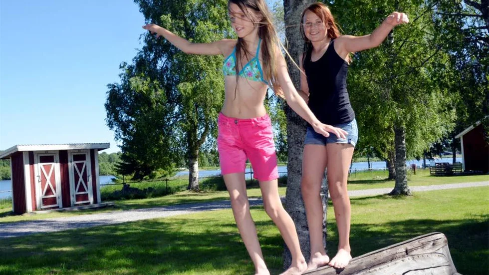 Alva Blom och Caroline Nilsson njuter av dagarna på Vassholmen och teaterkollot.