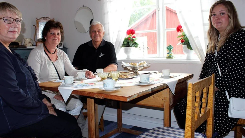 Lisbeth Westfal, Ulla och Sune Helmersson samt Jill Westfal dricker kyrkkaffe i Kyrkbyn i Gammelstad.