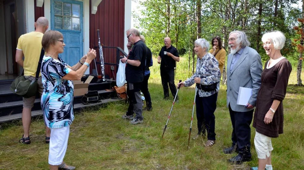 Många kom för att träffa Erling Johansson vid vernissagen i Sarvisvaara. Alice Ahnqvist fotograferar konstnären omgiven av hans släktingar Elsy Larsson och Else-Maj Evlin.