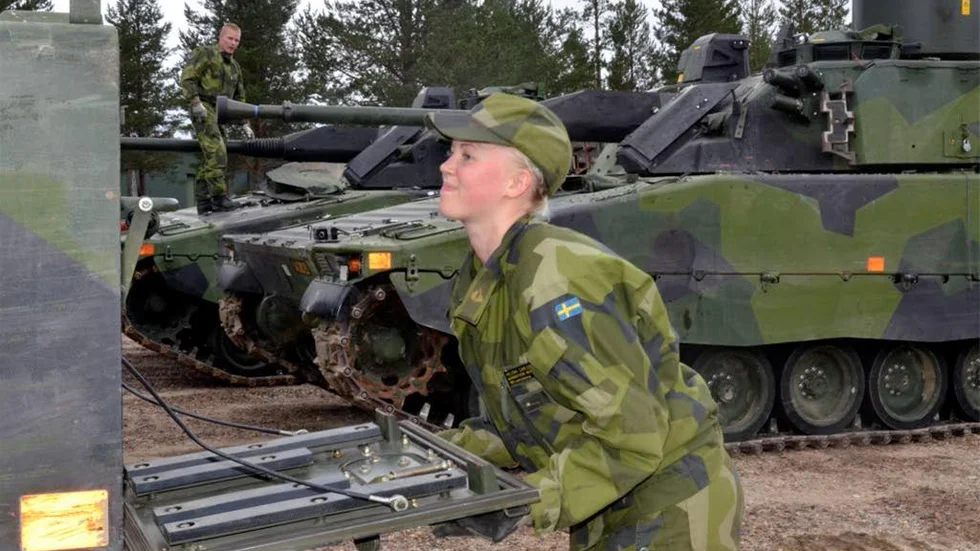 På övningen deltar också yrkesofficerare, Helena Carlsson, skytt på stridsfordon 90, är en av dem.