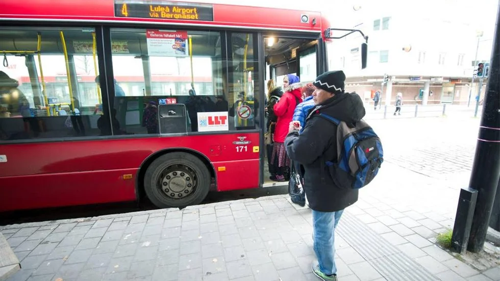 Luleå lokaltrafik har tagit över flygbussarna. Nu är resenärer som reser med anslutande buss och tåg missnöjda med linjesträckningen.