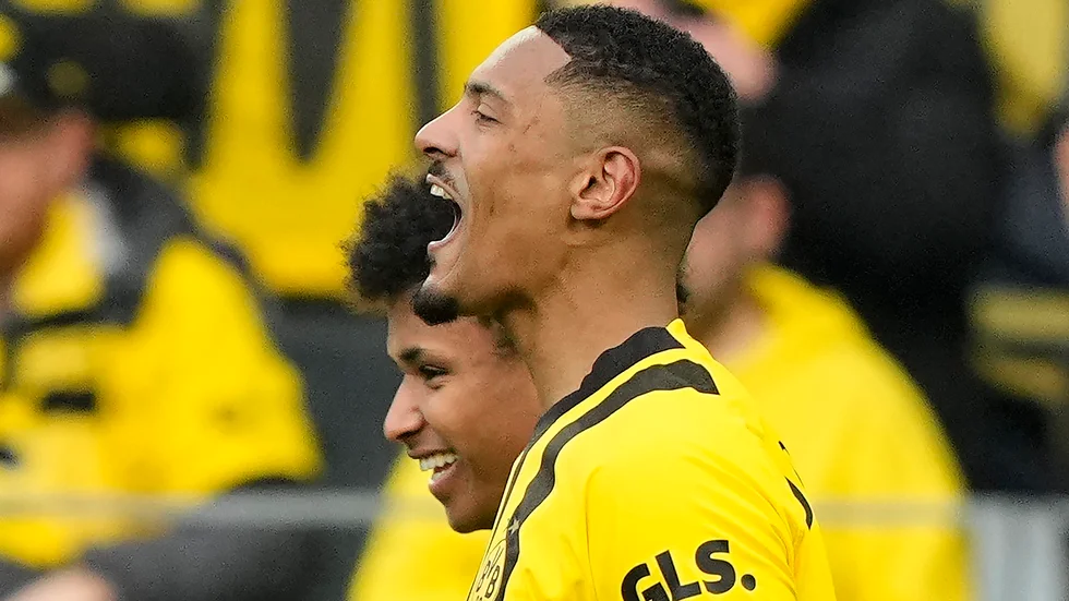 Sébastien Haller, till höger, firar sitt första mål i Borussia Dortmund.
