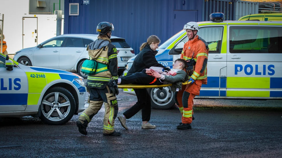 Skadestånd för knivvåld med allvarliga skador bör höjas från 50 000 till 100 000 kronor, enligt Brottsoffermyndigheten. Bilden är från en övning för blåljuspersonal.