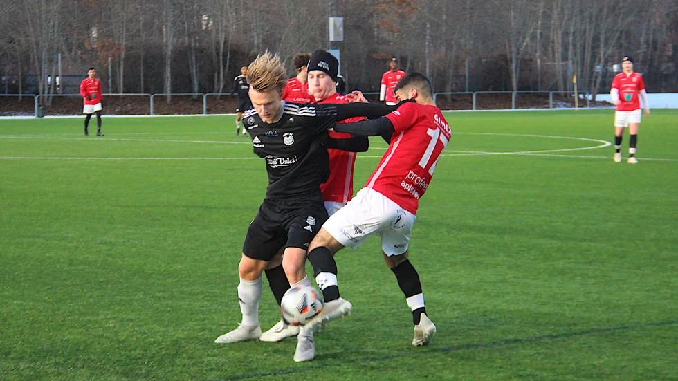 Fanna BK och FC Eskilstuna kryssade i en öppen träningsmatch med många chanser åt båda håll.