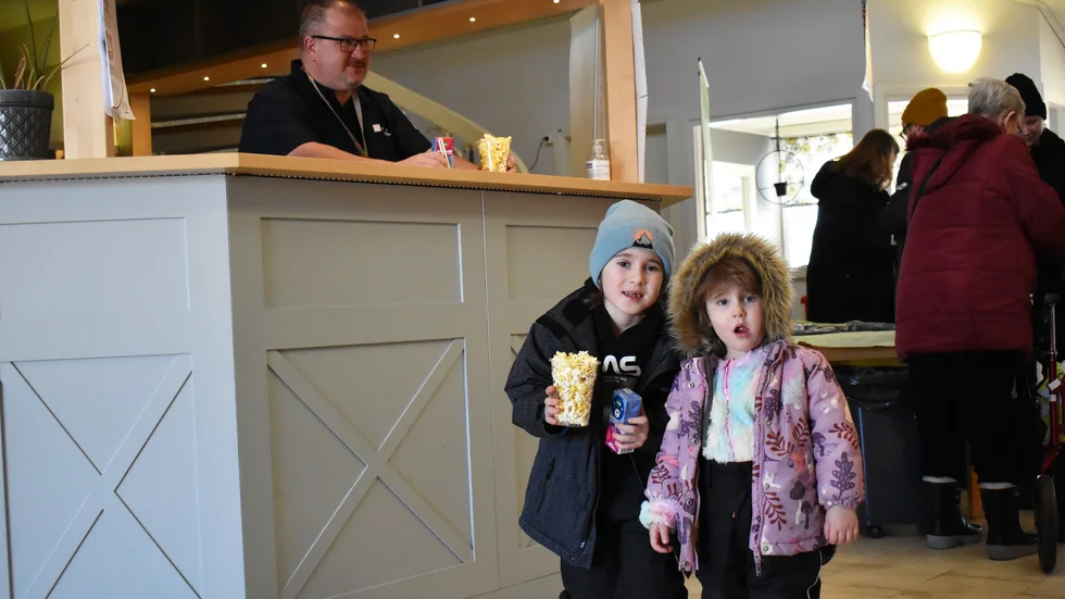 Under mässan bjöds det på gratis bio och popcorn till barnen. Roger Albertsson stod i kassan och Aragorn och Everest Fanelli-Lidén var några som nappade på erbjudandet.