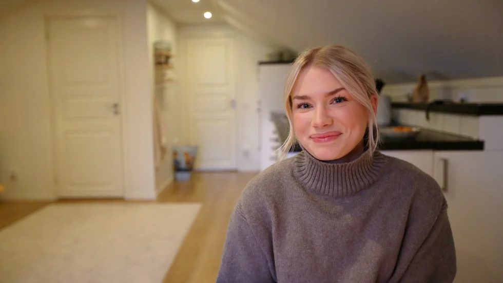 Sanna Fredriksson berättar att hon har fått låna skidutrustning från hennes mamma. 