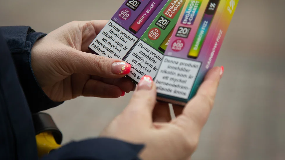 "Vapes", eller "e-cigg" som de också kallas har ökat i populäritet hos ungdomar de senaste åren. Enligt Anna Thörnqvist, samordnare ANDTS (alkohol, narkotika, dopning, tobak och spel) och psykisk hälsa på Motala kommun, menar hon att sociala medier visar en felaktig bild om vapes, och vill därför påtala vilka risker som finns med dem.