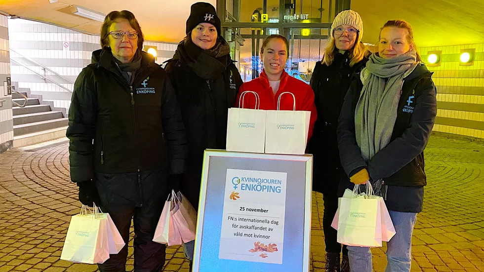 Kvinnojouren i Enköping uppmärksammade 25:e november, FN:s internationella dag mot mäns våld mot kvinnor, genom att dela ut goodiebags på stationen. Marianne Eriksson, Emma Näslund, Jenny Lyström, Maria Lindholm och Pernilla Åhs var på plats.