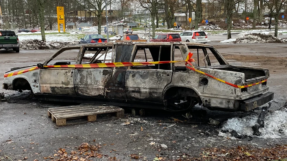 Bilen som brann strax före midnatt under söndagen hade sedan början av oktober stått på kommunens parkering vid sporthallen.  