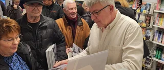 Händelserik helg för författaren: Boksläpp, vernissage, dikeskörning - och inställd färja • Nu är Enköpings sjuttiotal ute!